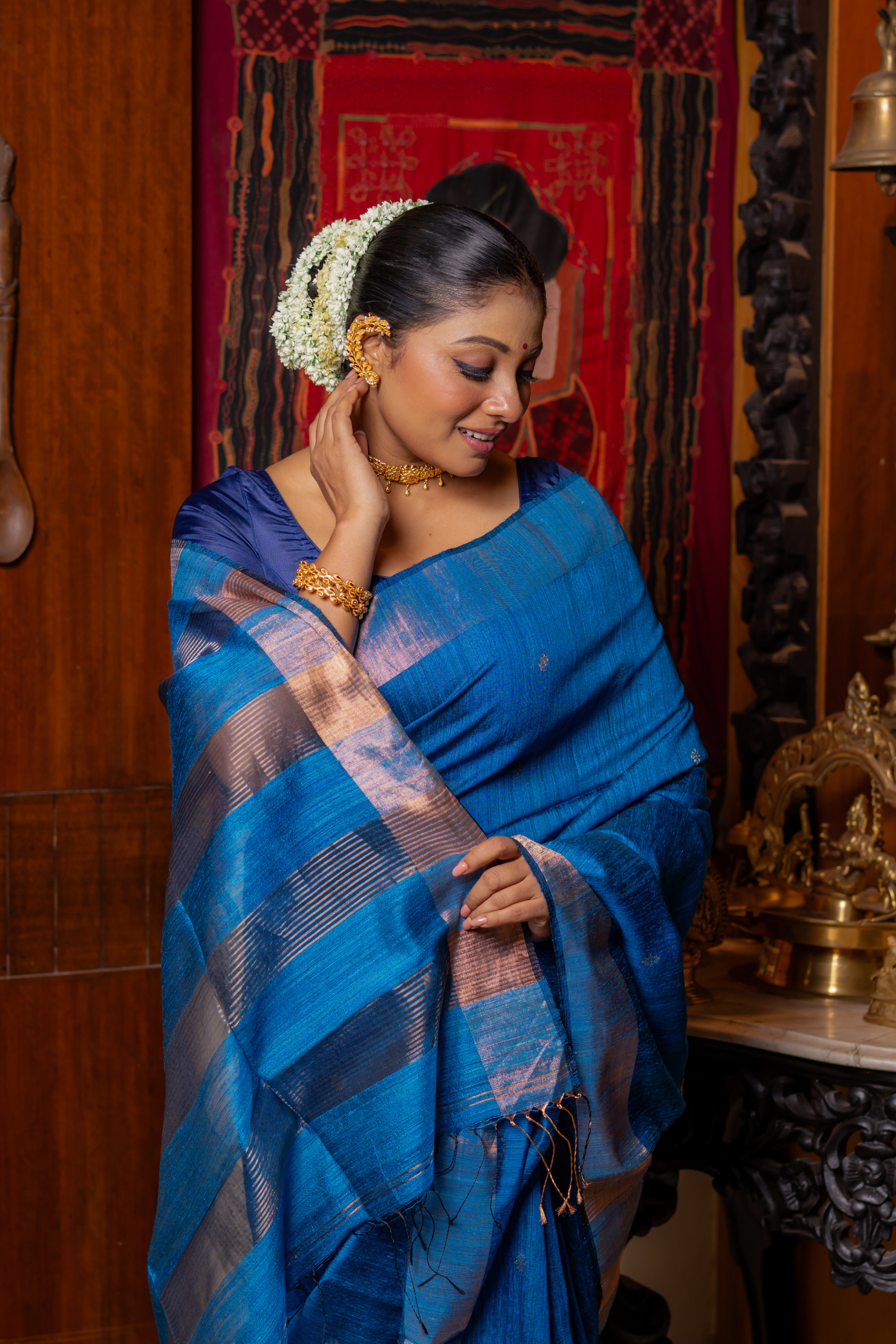 Azure Loomed Silk: The Serene Radiance of Handwoven Elegance
