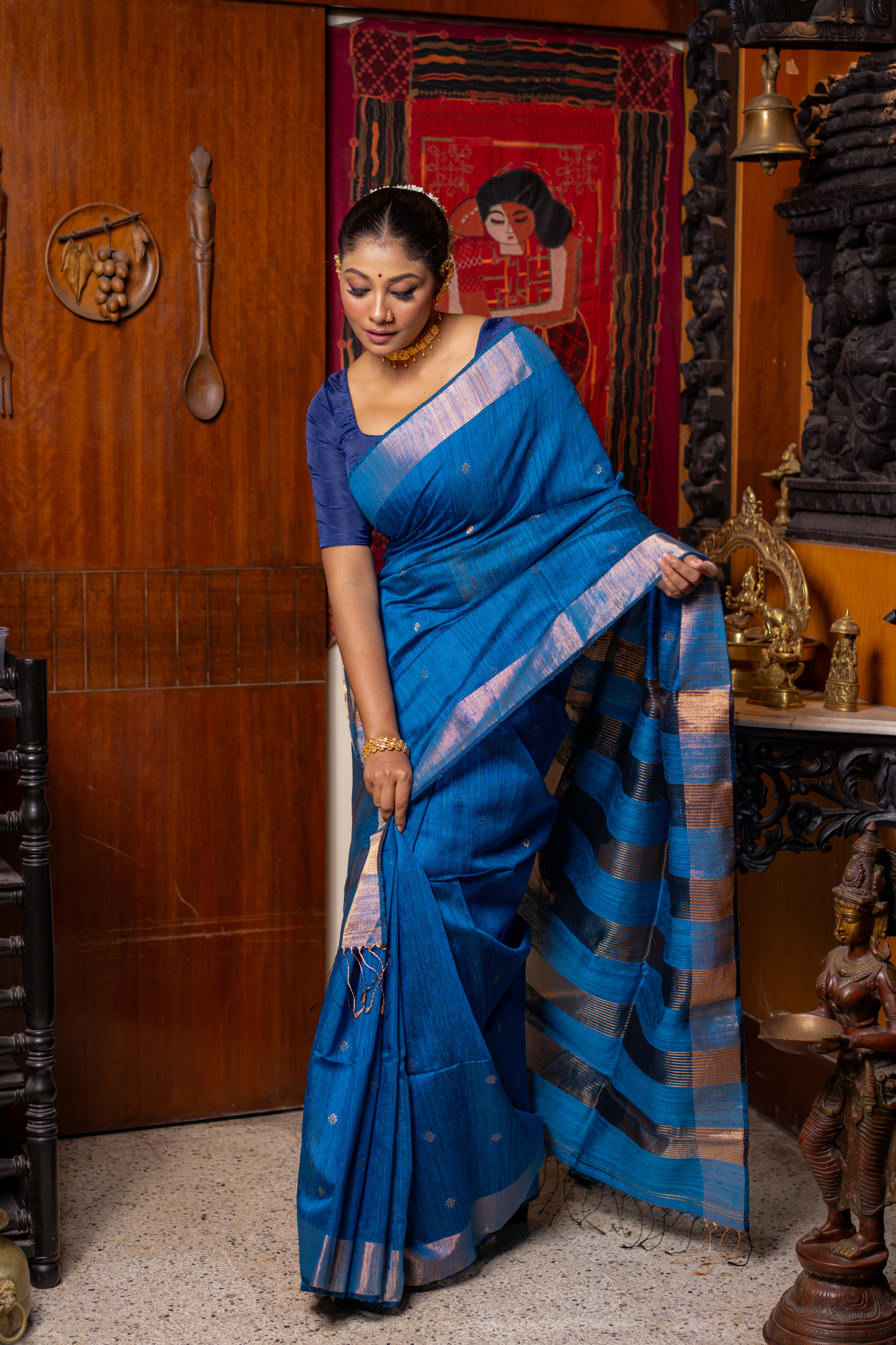 Azure Loomed Silk: The Serene Radiance of Handwoven Elegance