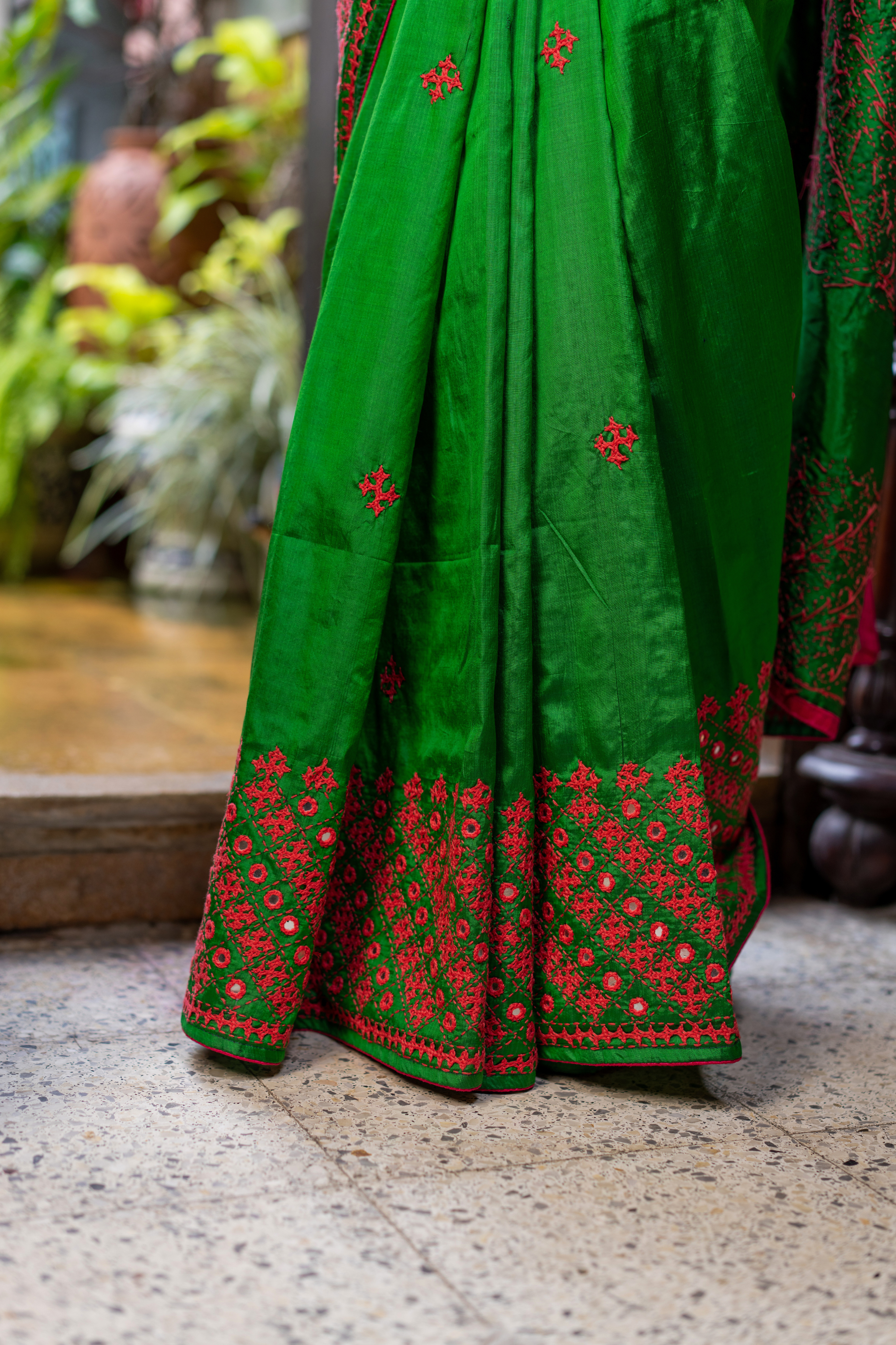 Emerald Mirror-Work: A Dazzling Display of Hand Artistry