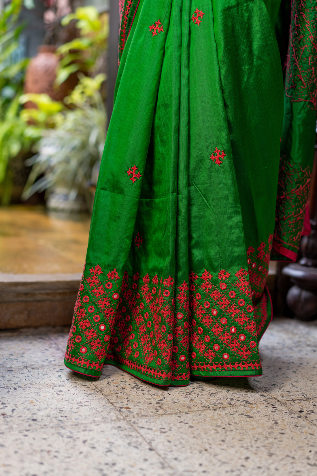 Emerald Mirror-Work: A Dazzling Display of Hand Artistry