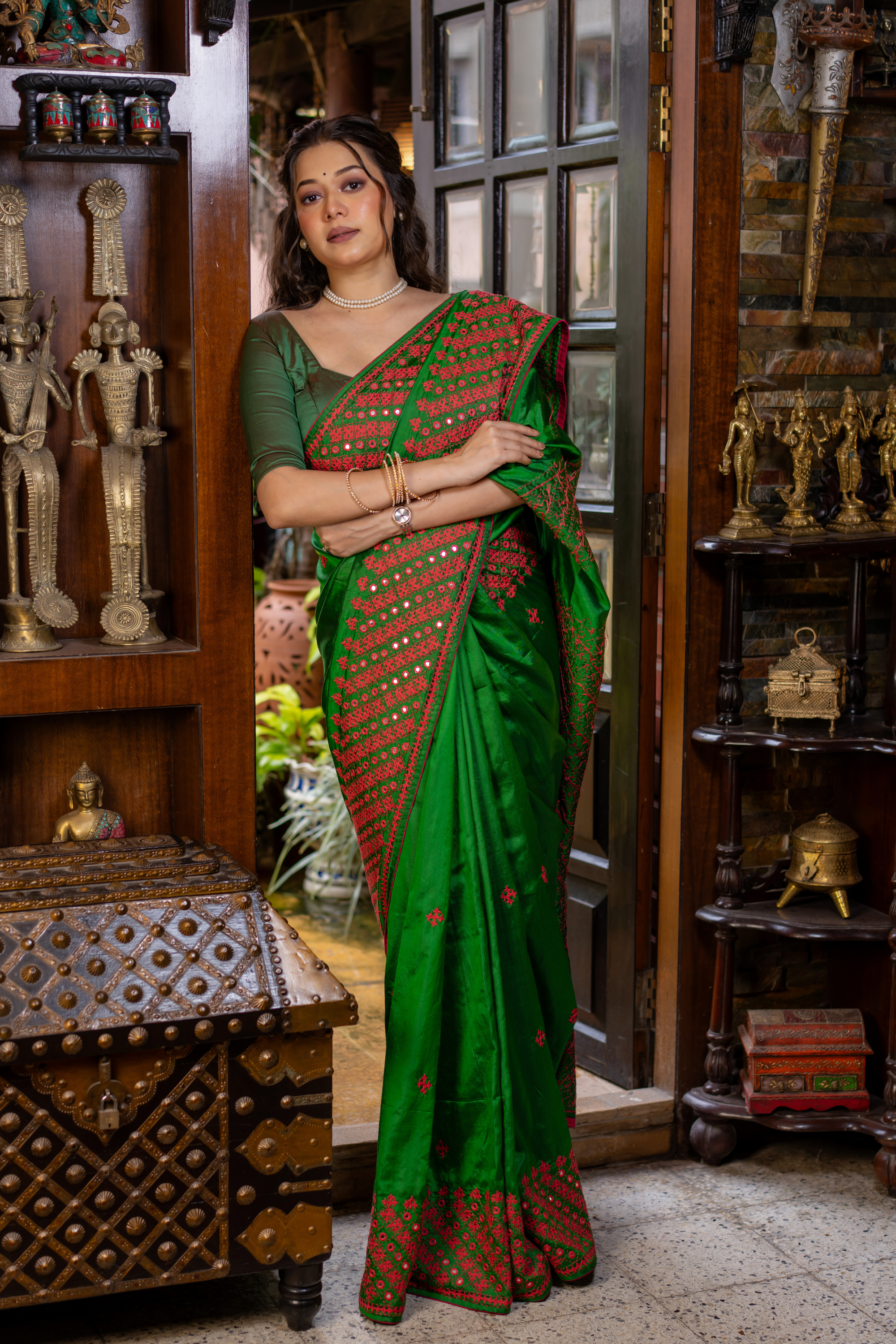 Emerald Mirror-Work: A Dazzling Display of Hand Artistry